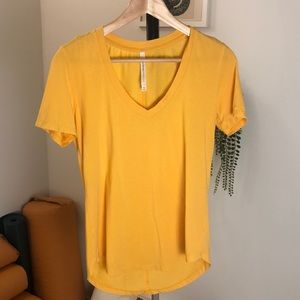 Aritzia The Group Babaton Yellow V-Neck T-Shirt Tee Top Shirt XS
